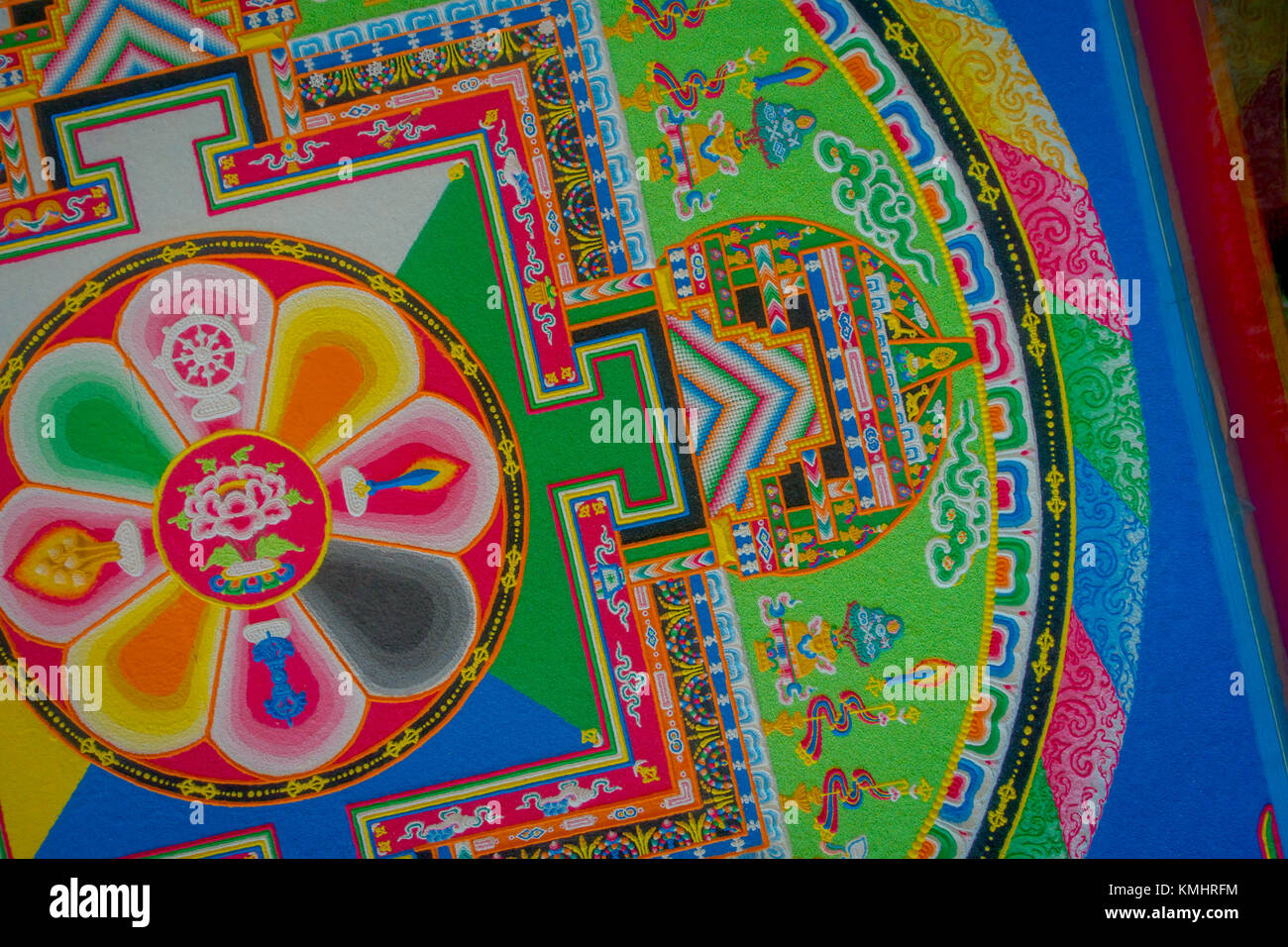 Pokhara, Nepal - Oktober 06, 2017: Blick von oben auf die Sammlung von bunten typisch traditionellen geschnitzten Stock, nepalesische innerhalb der Pema ts al Sakya monasti Stockfoto