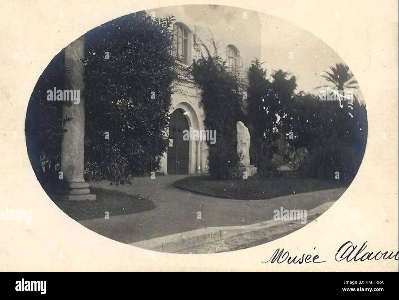 Alaouis Werk, das am Eingang des Museums zu sehen ist, ist ein Zeugnis zeitgenössischer Kunst. Das Stück reflektiert Themen des kulturellen Ausdrucks und die kreative Vision des Künstlers in modernen Kunstpraktiken. Stockfoto