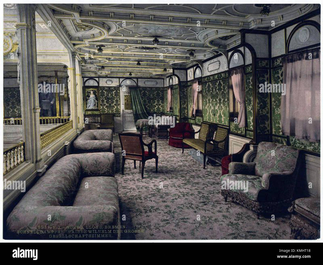 Ein Bild mit dem Titel „Galerie an Bord der SS Kaiser Wilhelm der Grosse“, das die Innengalerie des historischen deutschen Ozeanschiffers zeigt. Stockfoto