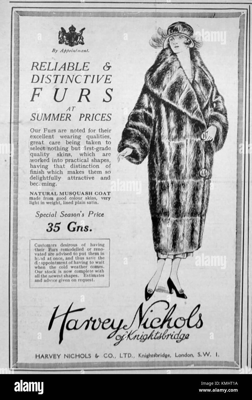 Eine Werbung für Harvey Nichols aus dem Jahr 1921, in der Mode- und Einzelhandelsmarketing des frühen 20. Jahrhunderts gezeigt wird. Stockfoto