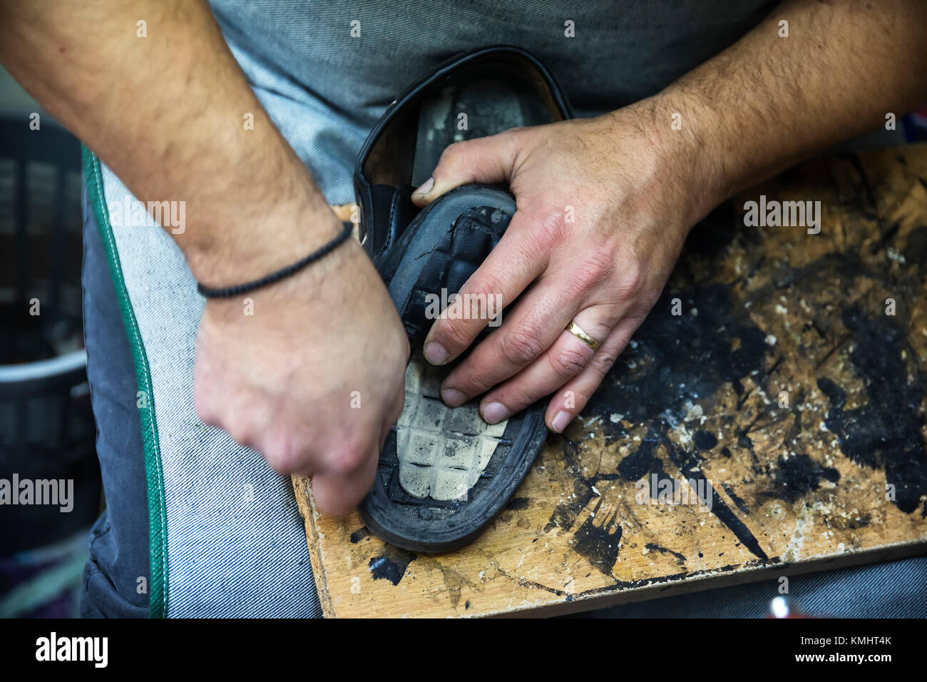 Schuhmacher Reparieren einer Schuhsohle in der Werkstatt. Selektive konzentrieren. Vintage Stockfoto