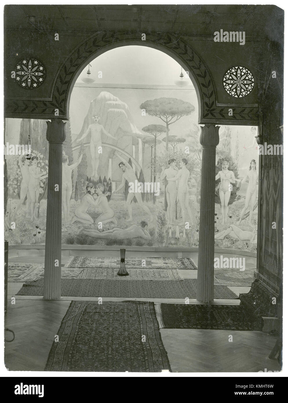 Szeemann ist ein renommierter Kurator und Ausstellungsdesigner, der für seine bahnbrechenden Ausstellungen in der Kunstwelt bekannt ist. Dieses Bild ist wahrscheinlich eine Aufzeichnung seiner Beiträge zur Kunstszene. Stockfoto