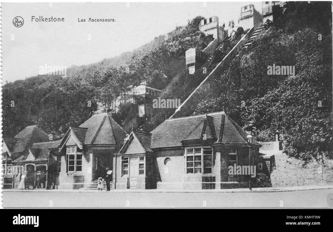Foto des Folkestone Lifts, einer historischen Standseilbahn in Folkestone, Kent, England. Der Aufzug verbindet die untere und obere Promenade und bietet einen malerischen Blick auf den Ärmelkanal. Seit seiner Eröffnung im Jahr 1884 ist es ein bemerkenswerter Bestandteil der Küste von Folkestone. Stockfoto