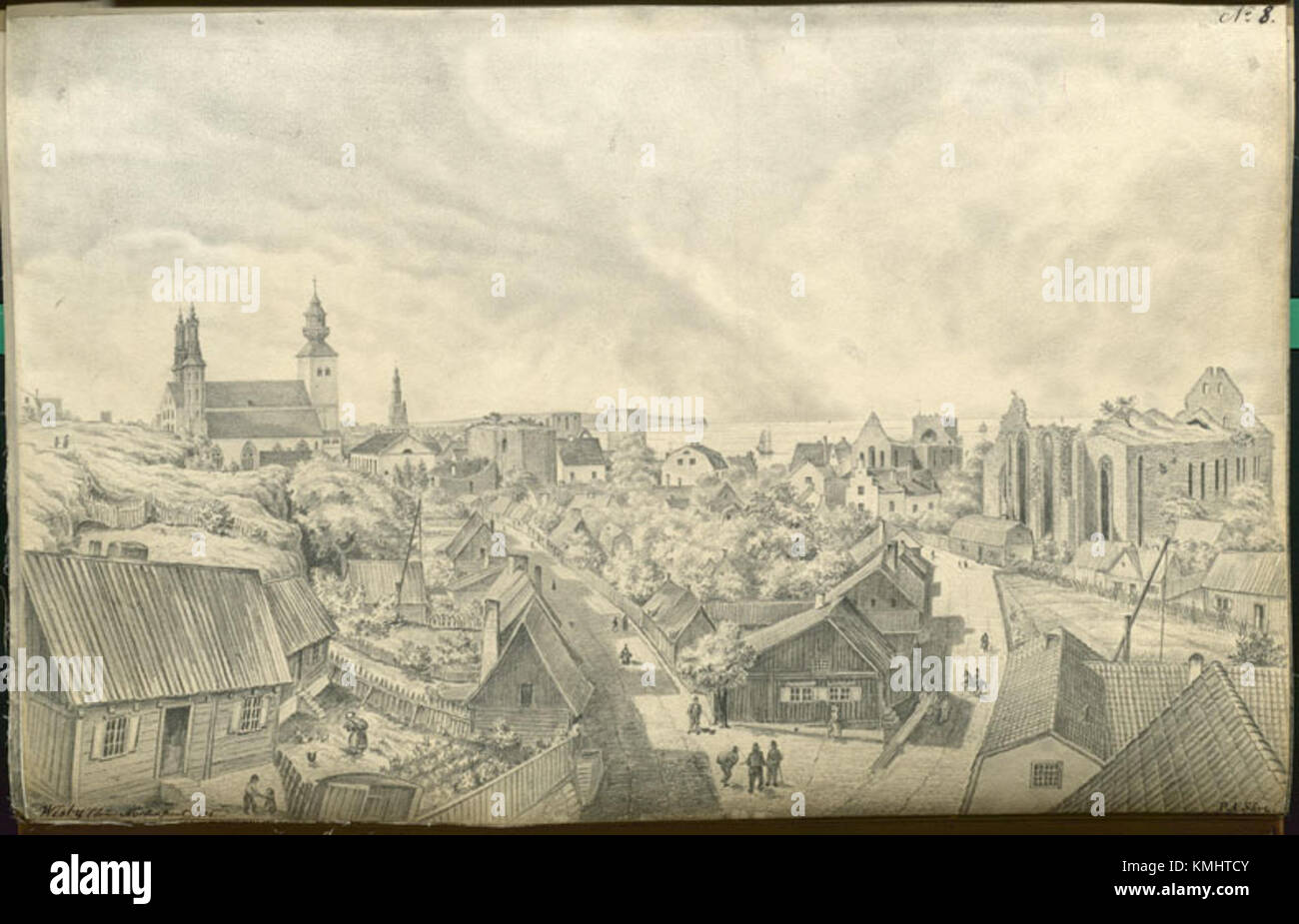 Visby ist eine historische Stadt auf der schwedischen Insel Gotland. Bekannt für seine mittelalterliche Architektur und die gut erhaltenen Stadtmauern, gehört es zum UNESCO-Weltkulturerbe. Die Stadt ist berühmt für ihre kopfsteingepflasterten Straßen, mittelalterlichen Kirchen und die historische Bedeutung, die sie in der schwedischen Geschichte hat. Dieses Bild fängt seinen einzigartigen Charakter und Charme ein. Stockfoto