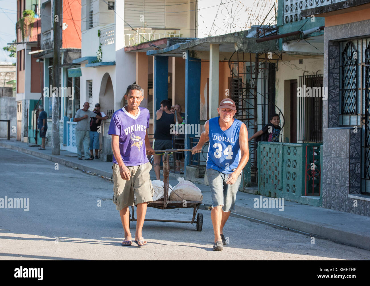 Die Arbeiter ziehen Trolley in der kubanischen Straße Stockfoto