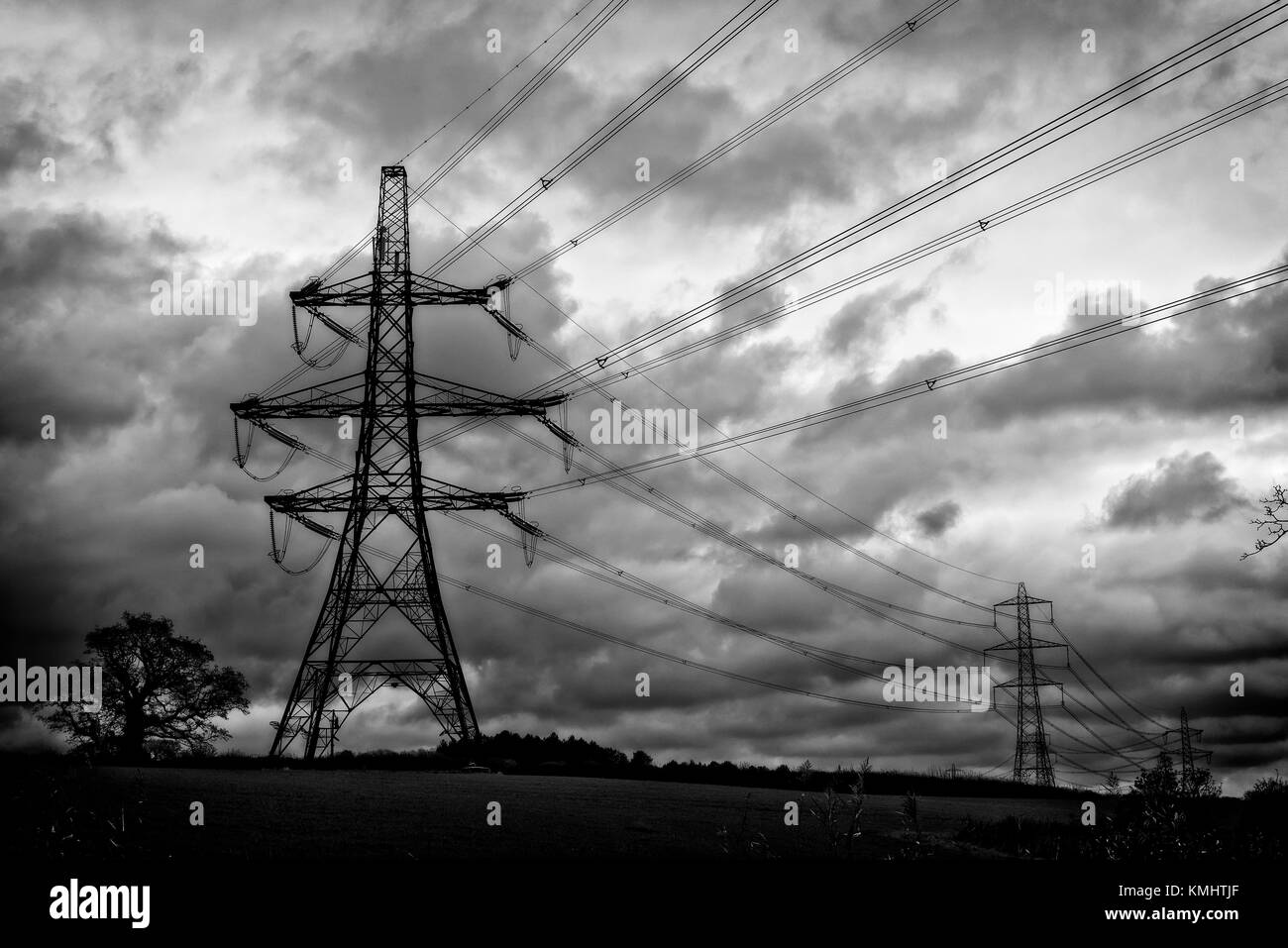 Overhead Strom Kabel und großen Pylonen über geöffnete Landschaft Stockfoto