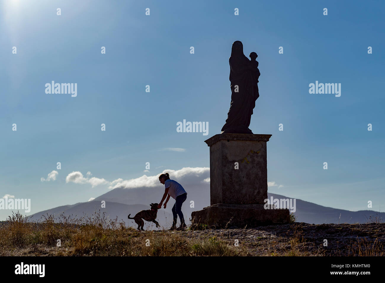 Frankreich. Vaucluse (84). Vaison La Romaine. Statue der Jungfrau Maria und Mount Ventoux im Hintergrund Stockfoto