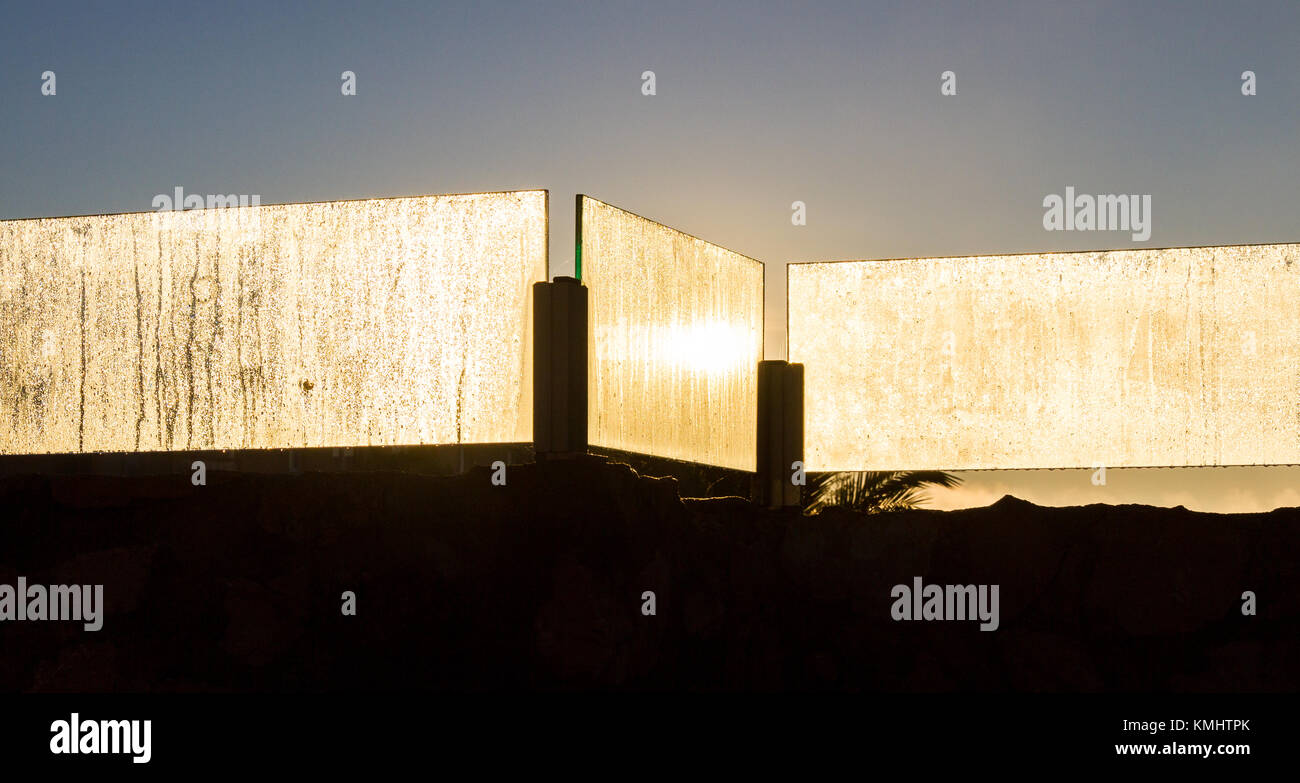 Am frühen Morgen Kondensation Feuchtigkeit auf Glasscheiben, Hinterleuchtung von Sun Stockfoto