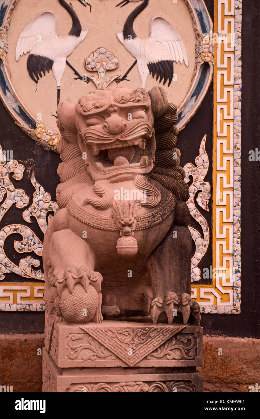 Geisterstadt Fengdu, Chongqing, China, Asien, Könige Tempel, lion Statue am Eingang Stockfoto