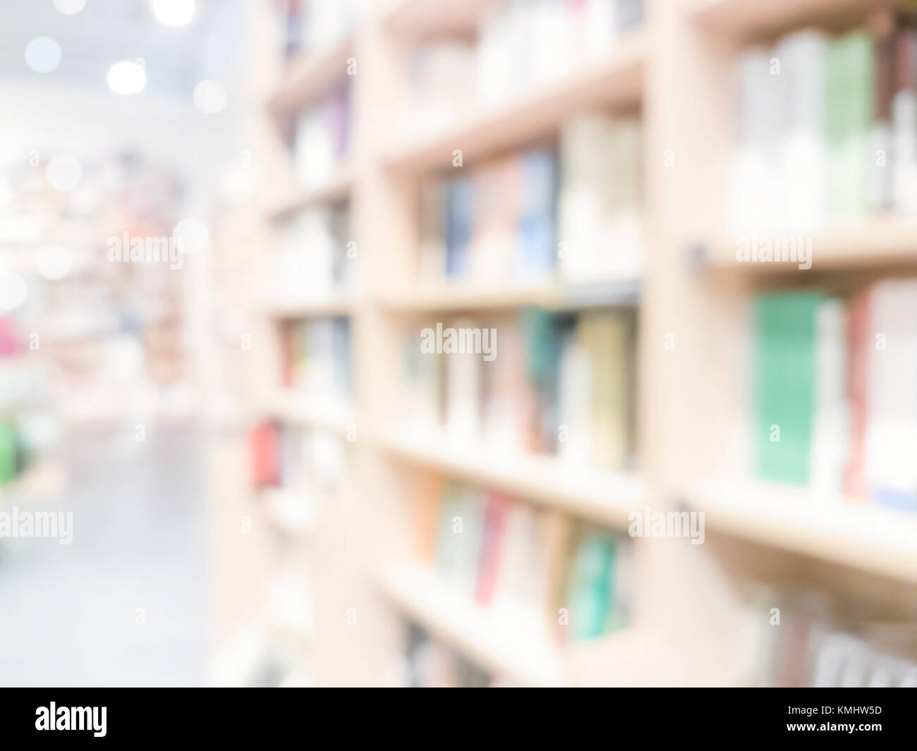 Schön verschwommene helle Universitätsbibliothek Hintergrund mit bokeh Wirkung. Stockfoto