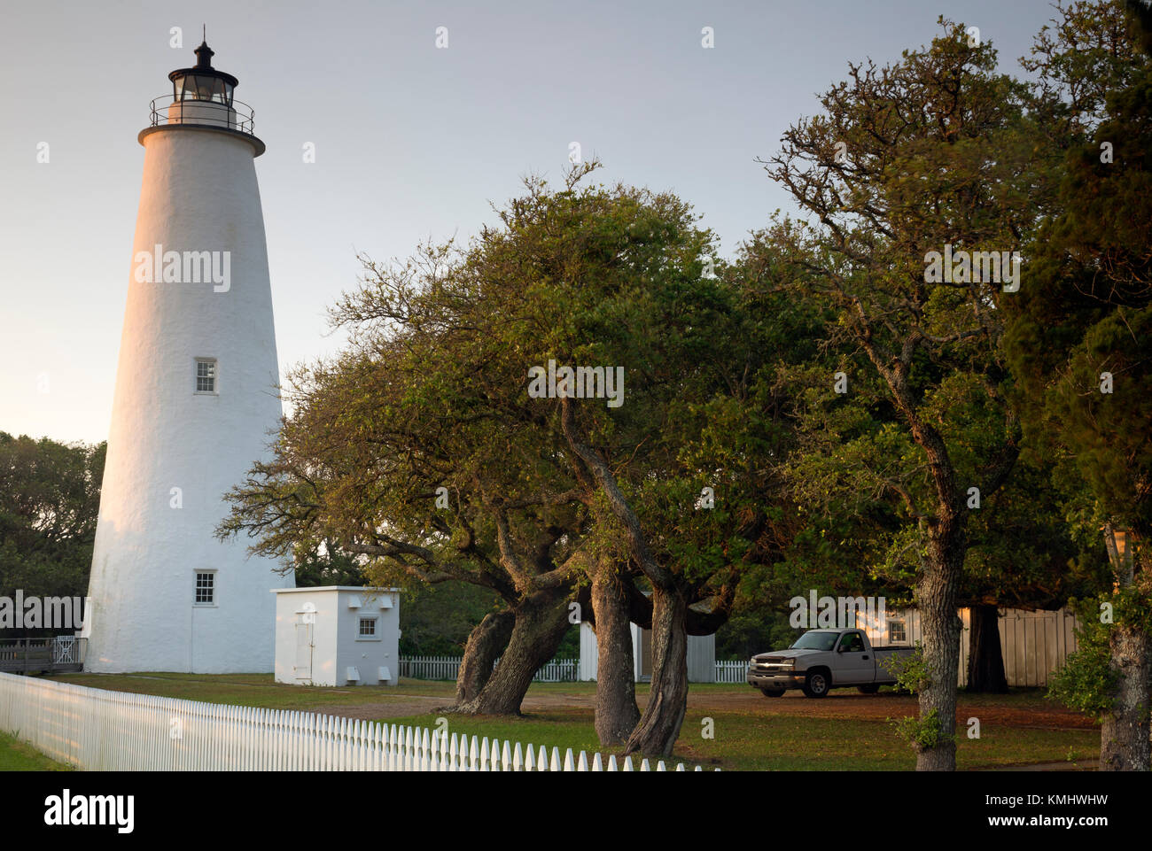 NC-01031-00... NORTH CAROLINA- Abend licht auf der Ocracoke Island Leuchtturm auf die Outer Banks. Stockfoto