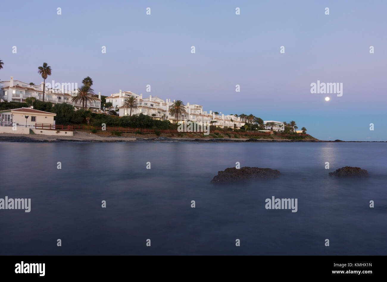 Strand Unterkunft. Weg, weg, Strand, Mijas, Provinz Malaga, Costa del Sol, Andalusien, Spanien, Europa Süd Stockfoto
