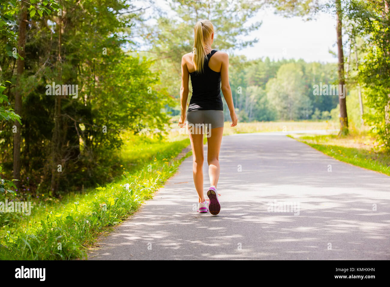 Junge Frau allein auf einer Straße im Freien Stockfoto