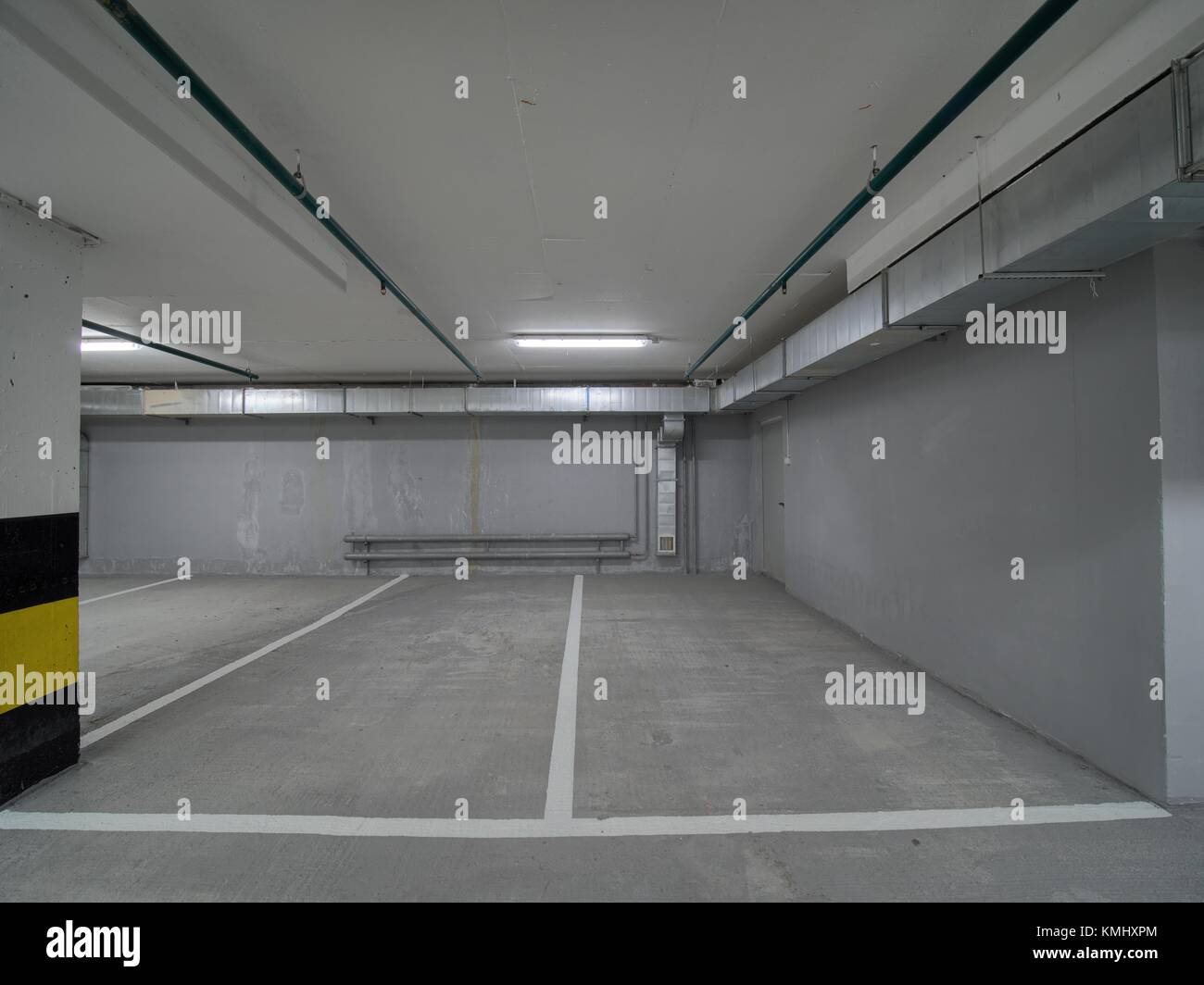 Leeren Parkplatz in der Tiefgarage Stockfoto