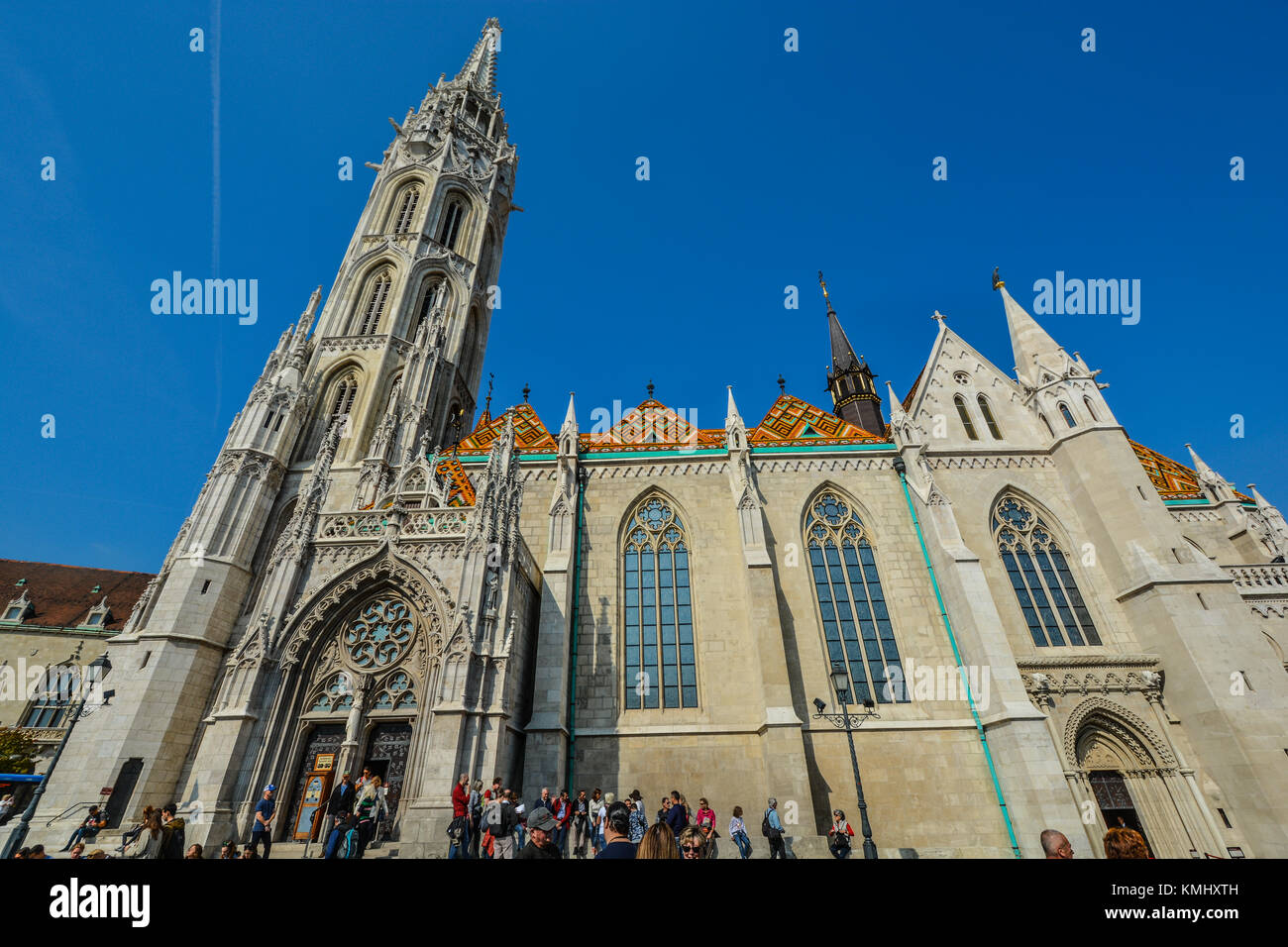 Matthias Kirche an einem sonnigen Tag im Frühherbst an der Budapester Burgviertel Stockfoto