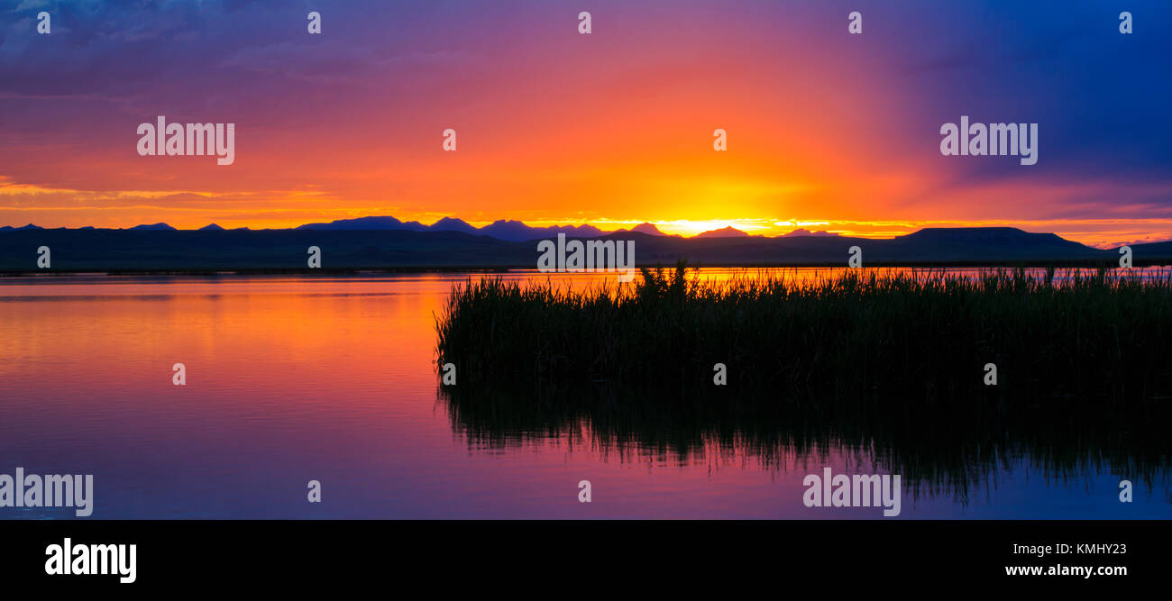 Panorama eines brillanten Sonnenuntergangs über dem Freezeout See in der Nähe von fairfield, montana Stockfoto