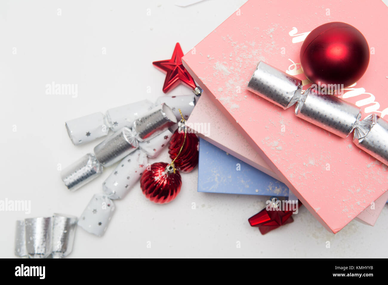 Luxus Weihnachten Geschenke in Boxen mit festlichen Dekorationen Stockfoto