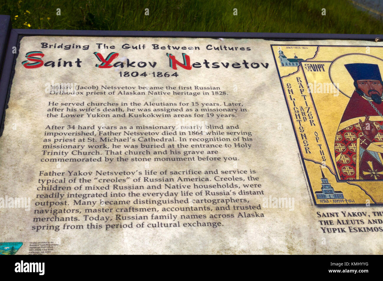 Sicherheitsplakette am Grab des Heiligen Yakov Netsevetov in Sitka, Alaska. Stockfoto