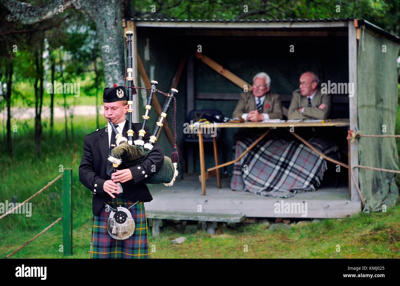 Dudelsack-Spieler und Richter bei Rohrleitungen Contest bei den Braemar Gathering Highland Games in Grampian Region von Schottland, Vereinigtes Königreich Stockfoto