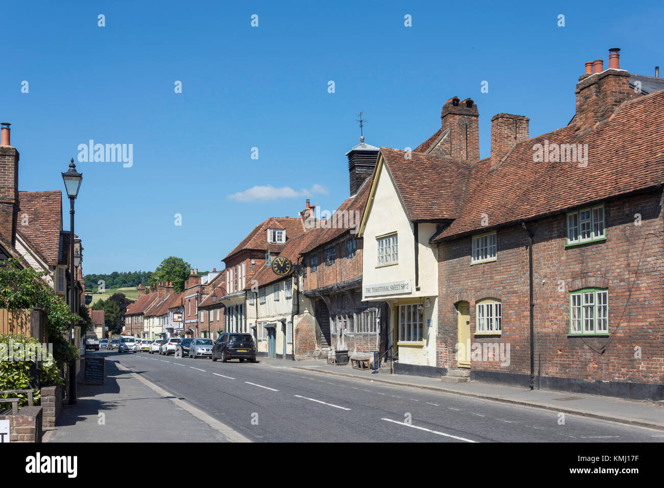 Die alte Kirche Halle und Konditorei, High Street, West Wycombe, Buckinghamshire, England, Vereinigtes Königreich Stockfoto