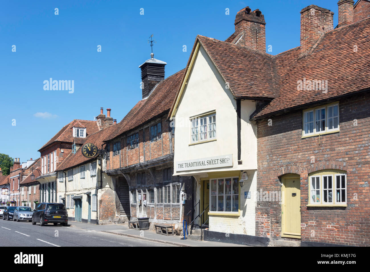 Die alte Kirche Halle und Konditorei, High Street, West Wycombe, Buckinghamshire, England, Vereinigtes Königreich Stockfoto