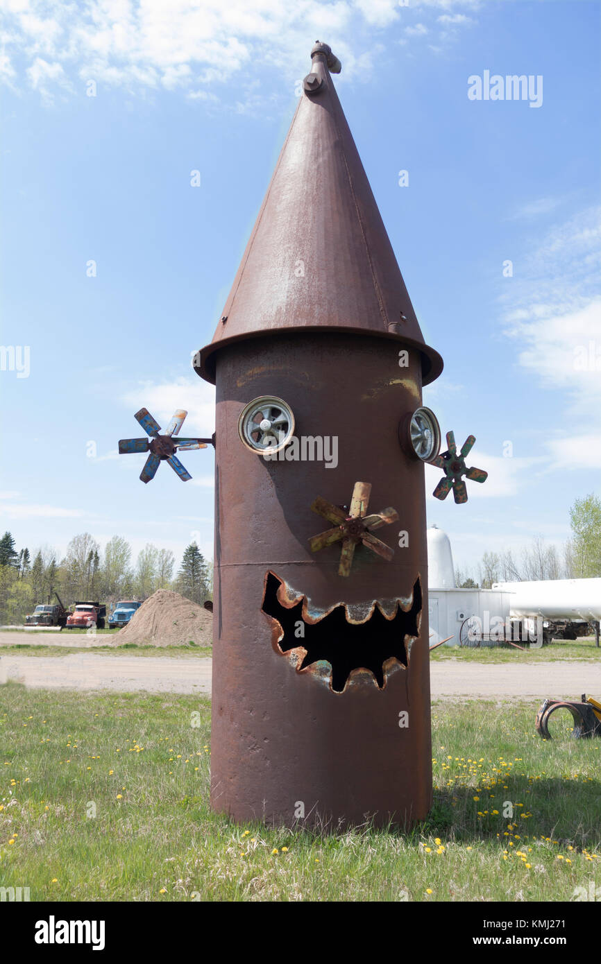 Glücklich am Straßenrand Skulptur von Durchlässen, Korn bins und Fahrzeugteile. Foley, Minnesota, MN USA Stockfoto