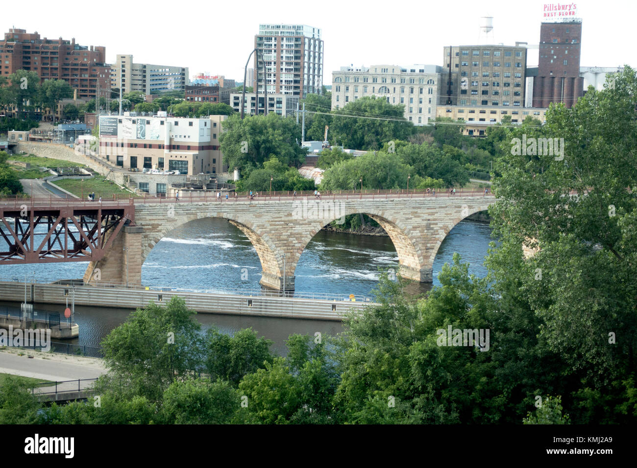Steinbogenbrücke und dem Mississippi River unterhalb von Guthrie Theater gesehen fließt. Minneapolis Minnesota MN USA Stockfoto