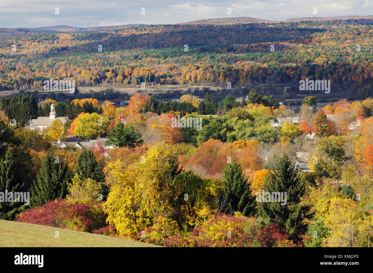 Herbst Farben um Walpole, New-Hampshire, einer kleinen Stadt in Neuengland Connecticut River Valley. Vermont grünen Bergen im Hintergrund. Stockfoto