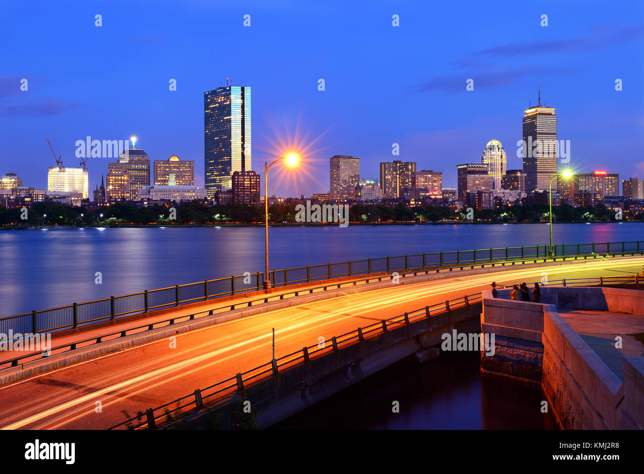 Boston Skyline bei Nacht aus Cambridge, Massachusetts Stockfoto