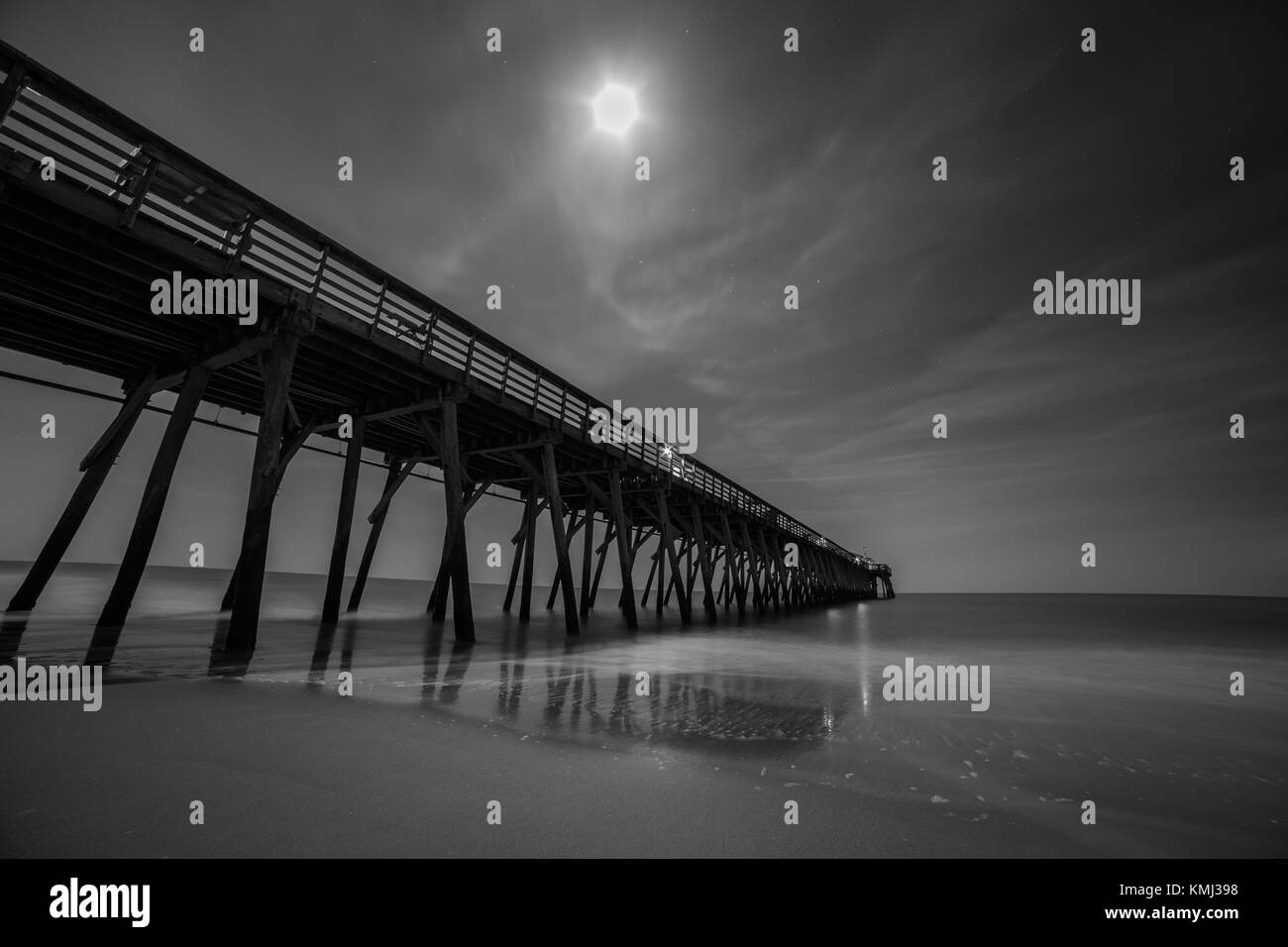 Schwarze und weiße lange Belichtung Night Shot von Myrtle Beach State Park Pier Stockfoto