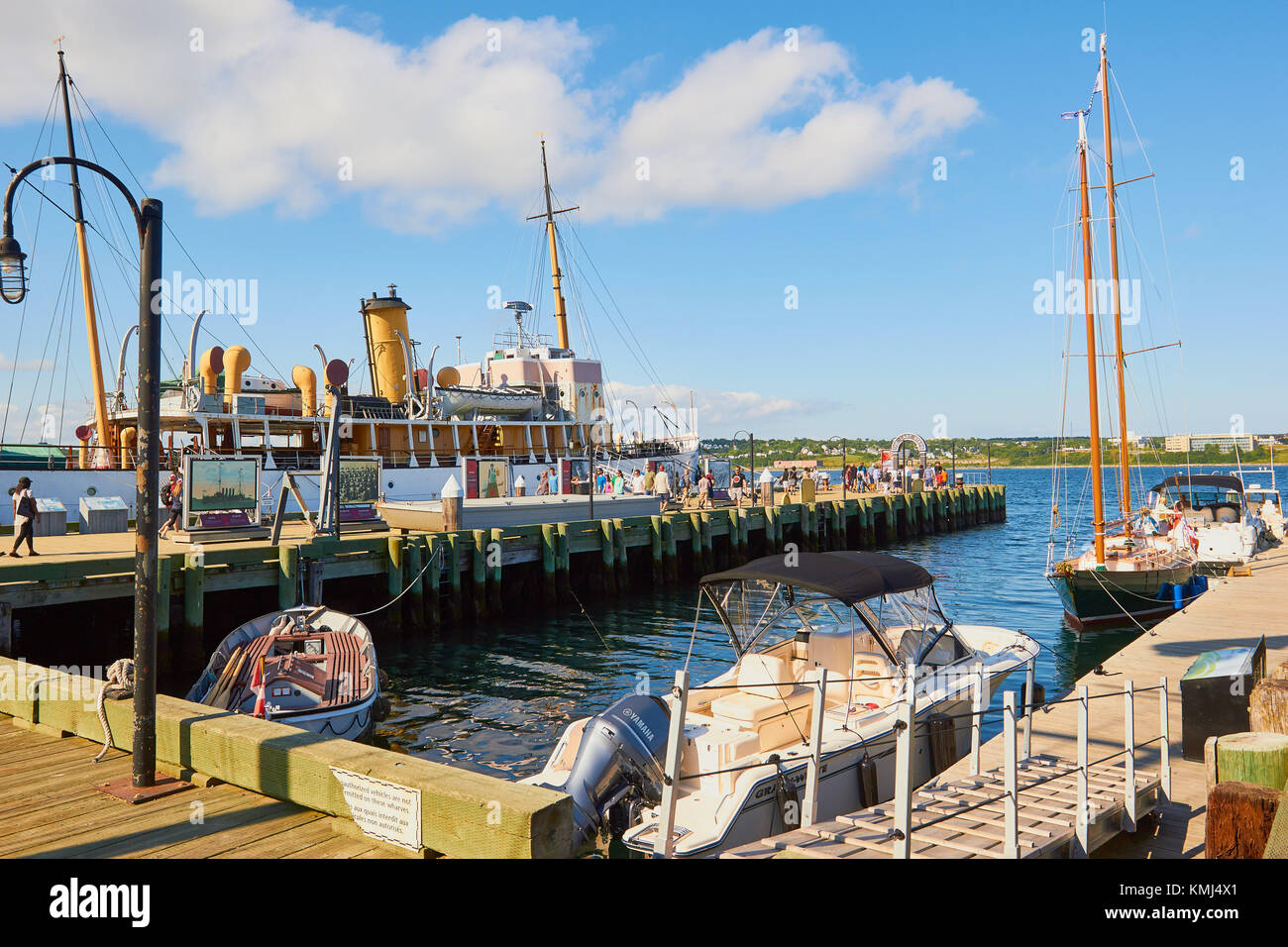 CSS Acadia und Halifax Waterfront Promenade, Halifax, Nova Scotia, Kanada Stockfoto