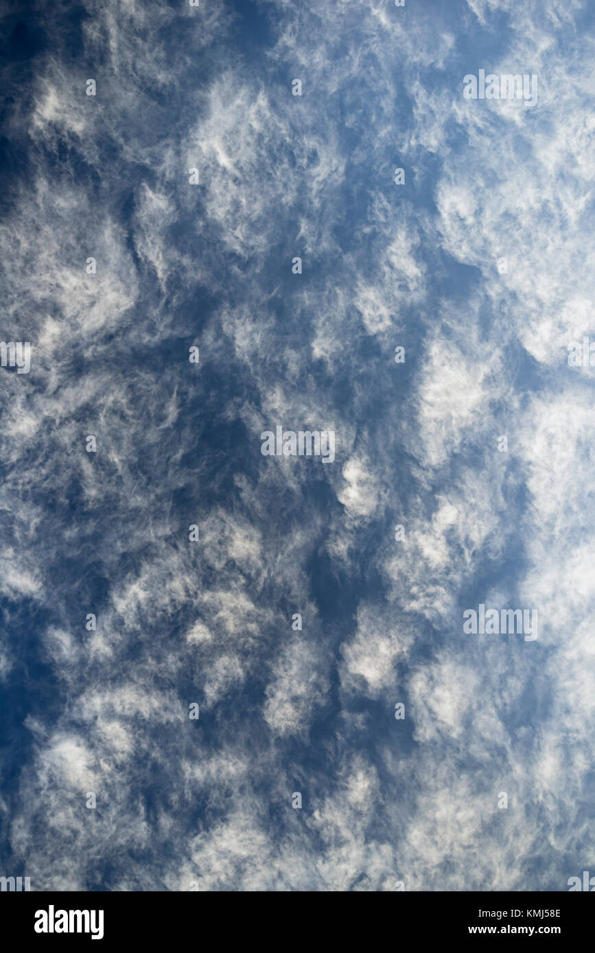 blauer Himmel mit flauschigen Wolken Stockfoto