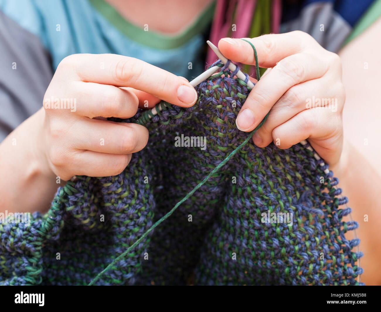 Knitter Strick Pullover aus Wolle von Stricknadeln Stockfoto