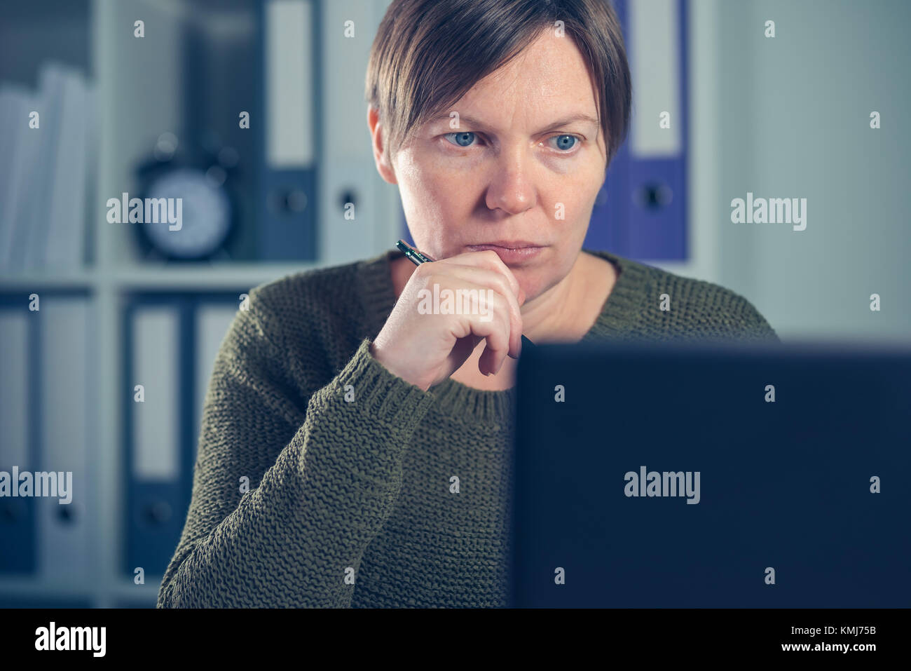 Ernsthafte weibliche Freiberufler arbeiten am Laptop im Home Office Ihres Small Business Start-up-Unternehmen Stockfoto