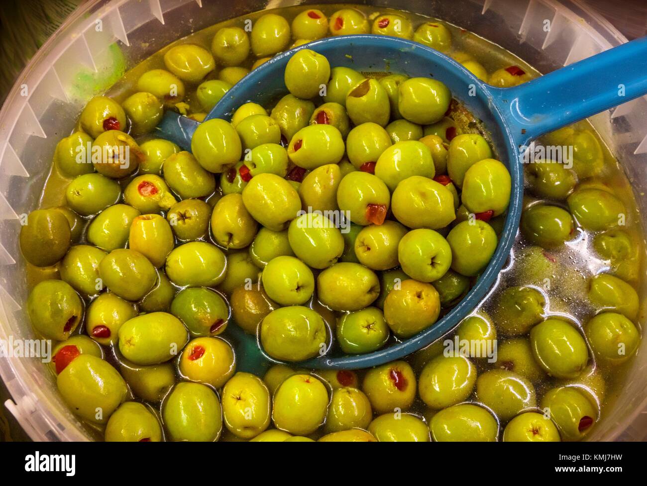 Haltbar gemacht Oliven, mit rotem Pfeffer Früchten gefüllt. Stockfoto