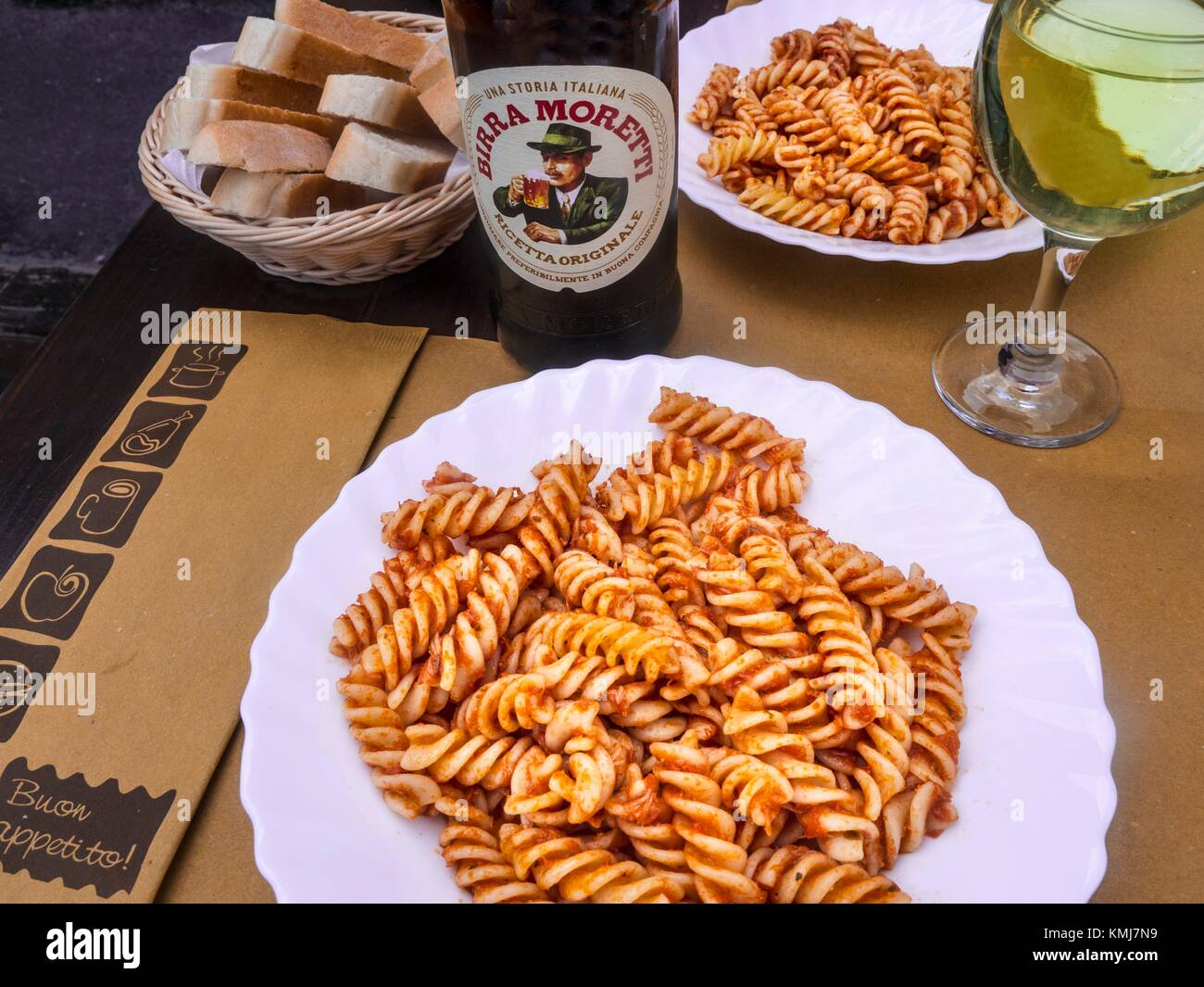 Italien - Essen ein Getränk - ''Pasta'' mit Tomaten Sauce, lokales Bier und Weißwein. Stockfoto