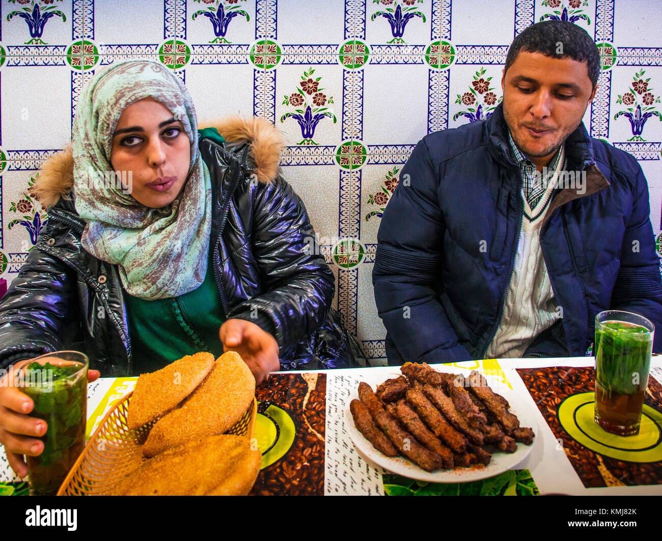 Marokko, Fes, junges paar Mittagessen, ''Kefta'' und Brot mit Pfefferminztee. In einer kleinen Straße Restaurant der Medina (Altstadt) og Fes. Stockfoto
