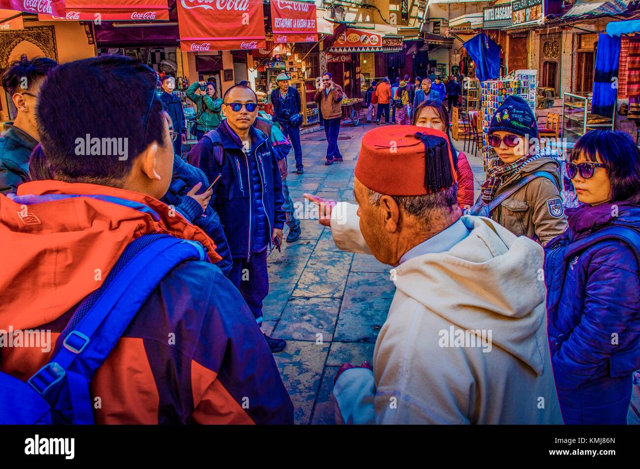 Marokko, Fes, ein Reiseleiter mit asiatischen Touristen, in der ''MEdina'' (Altstadt) von Fes. Stockfoto