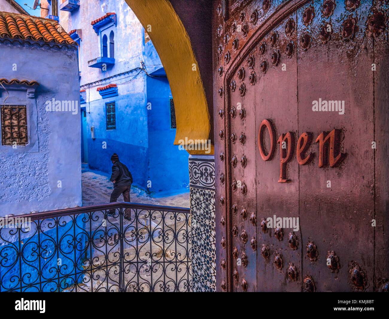 Marokko, street scene an Chechaouen. Stockfoto