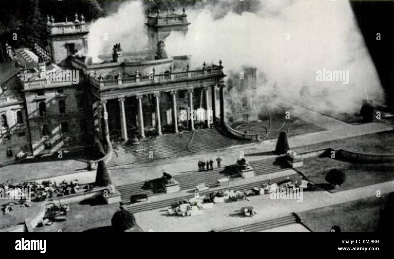 Witley Court, ein historisches englisches Herrenhaus, wurde durch einen Brand teilweise zerstört. Dieses Bild fängt die Nachwirkungen ein und zeigt die Schäden, die durch den Brand verursacht wurden, und die historische Bedeutung des Gebäudes. Stockfoto