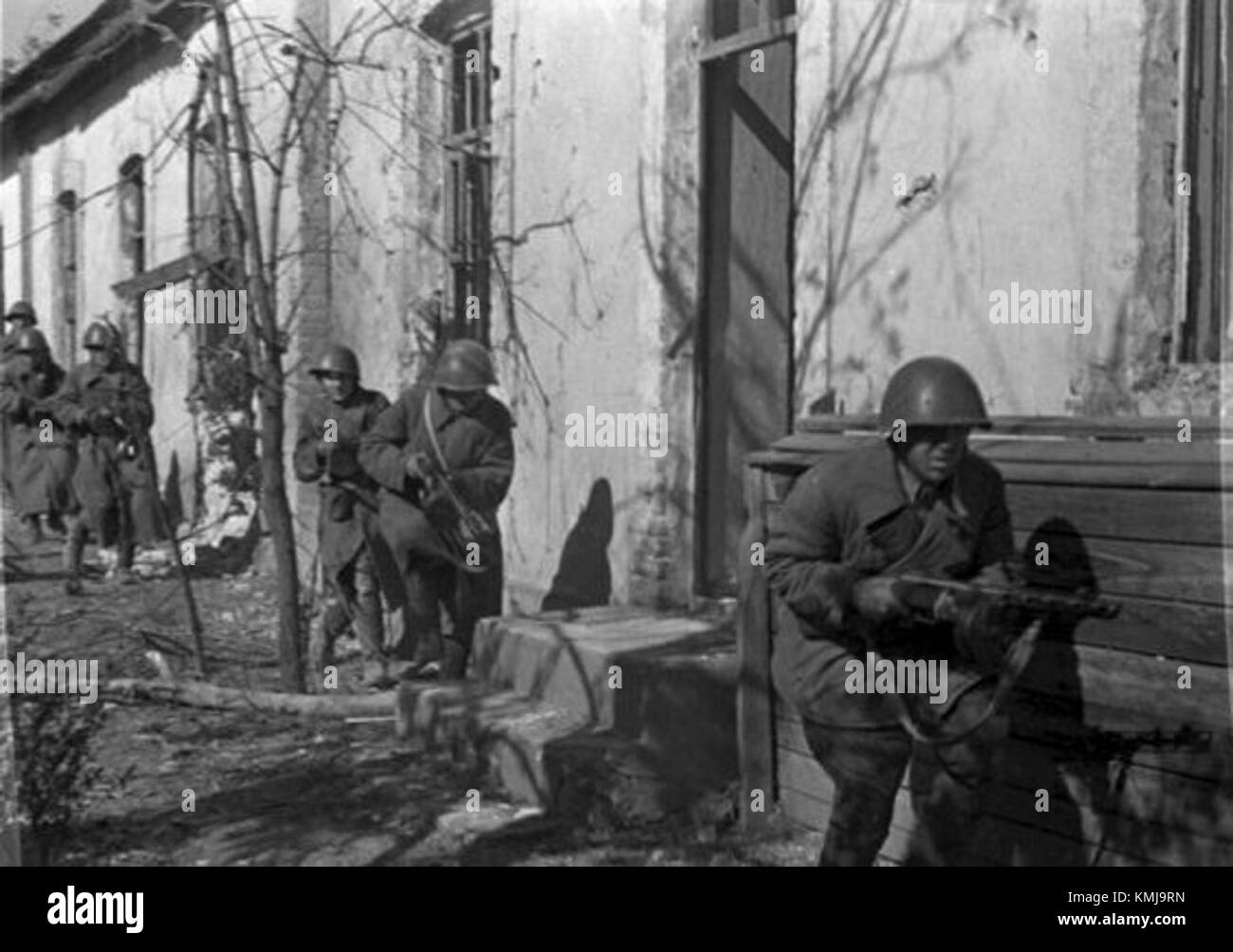 Ein Foto von sowjetischen Soldaten, die die Streitkräfte der Sowjetunion repräsentieren und ihre Rolle während des Zweiten Weltkriegs oder anderer historischer Militäroperationen festhalten. Stockfoto