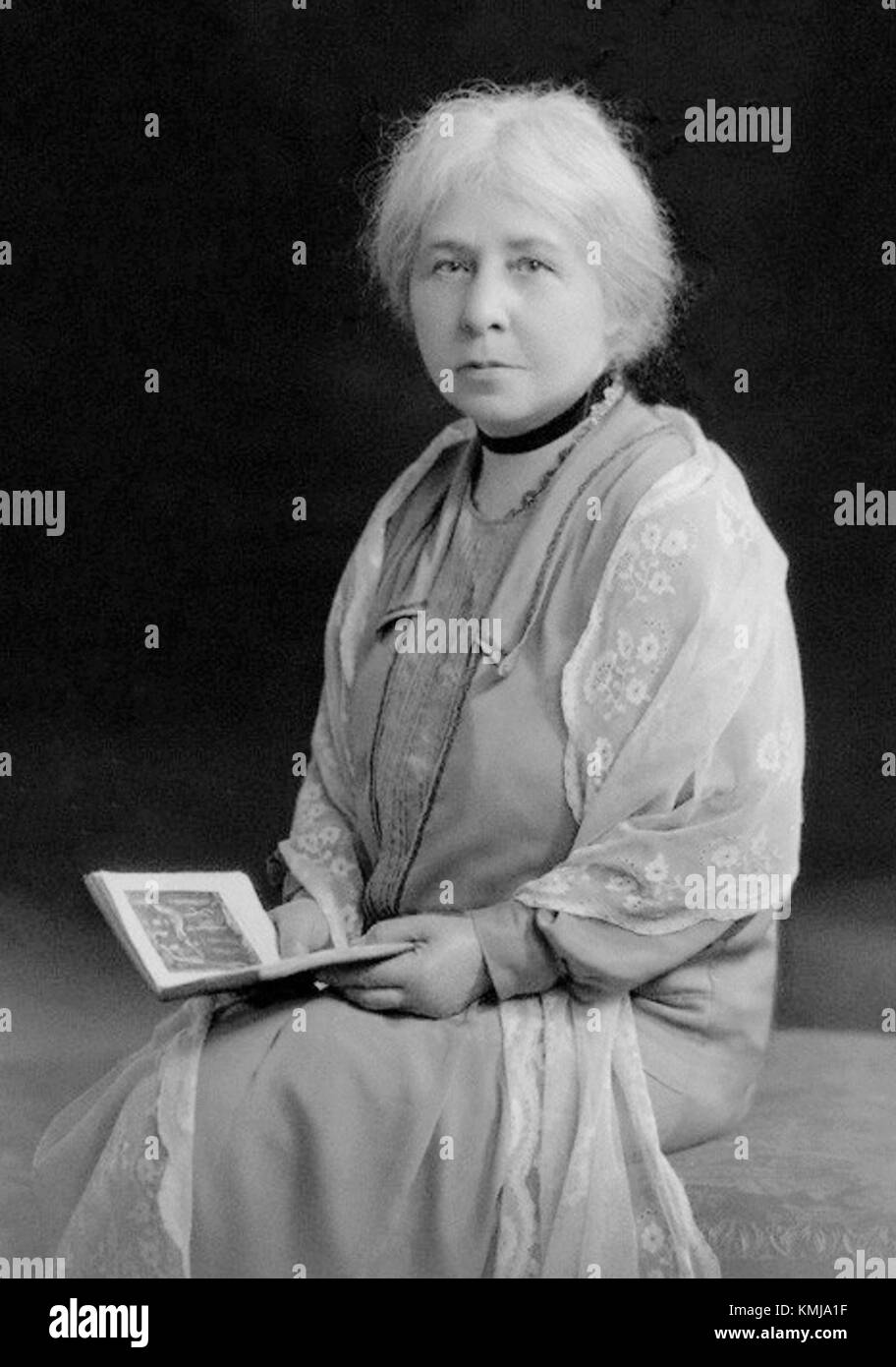 Dieses Porträt von Margaret Murray aus der Zeit um 1928 fängt sie als einflussreiche britische Ägyptologin ein. Bekannt für ihre Studien in altägyptischer Religion und Kultur, leistete sie bedeutende Beiträge auf diesem Gebiet. Stockfoto