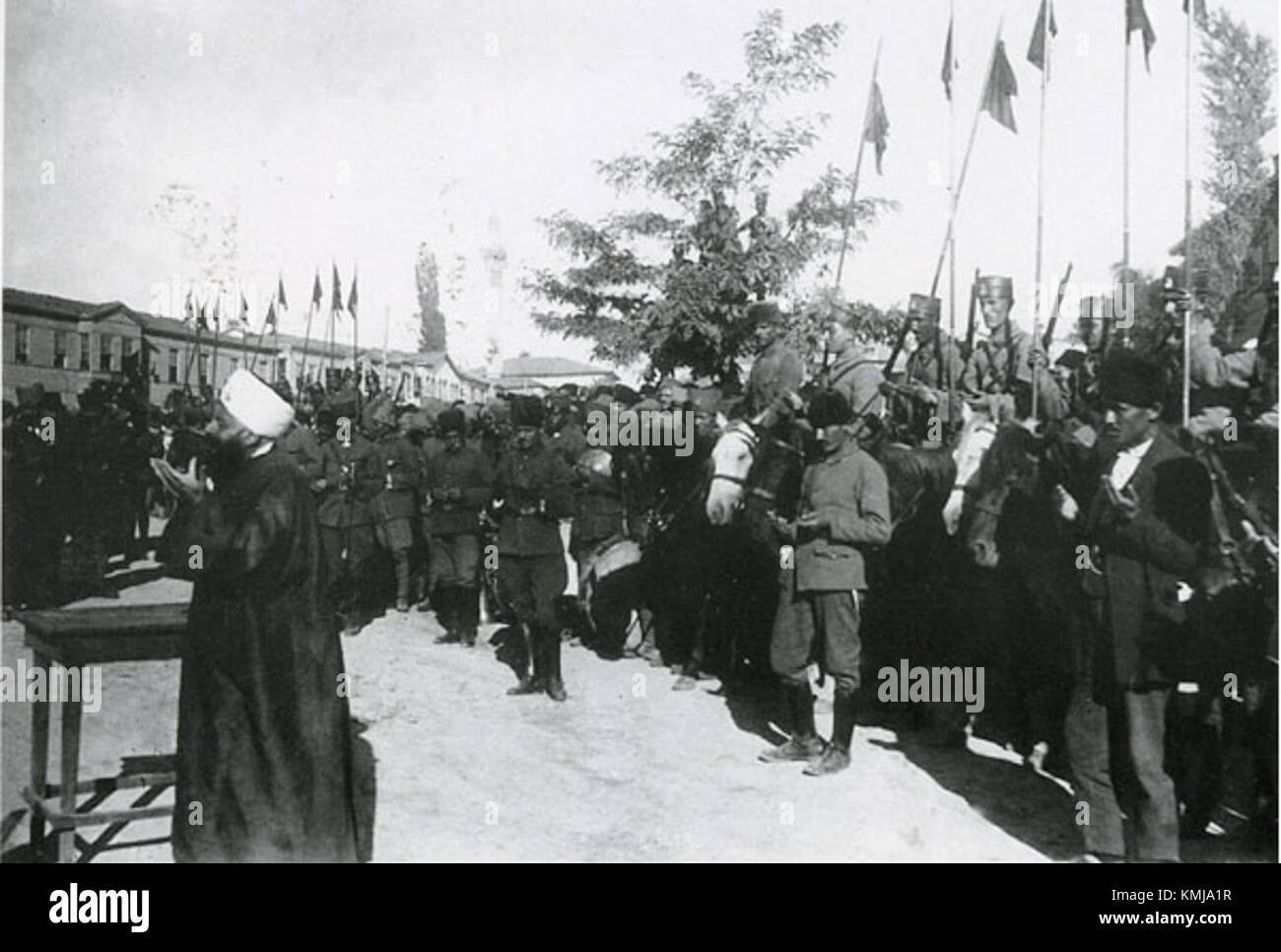 Ein historisches Foto vom ID al-Adha Festival in Ankara, Türkei, am 4. August 1922. Das Bild fängt einen Moment dieser bedeutenden religiösen Feier ein und zeigt traditionelle Bräuche und kulturelle Praktiken in der Türkei während des frühen 20. Jahrhunderts. Stockfoto