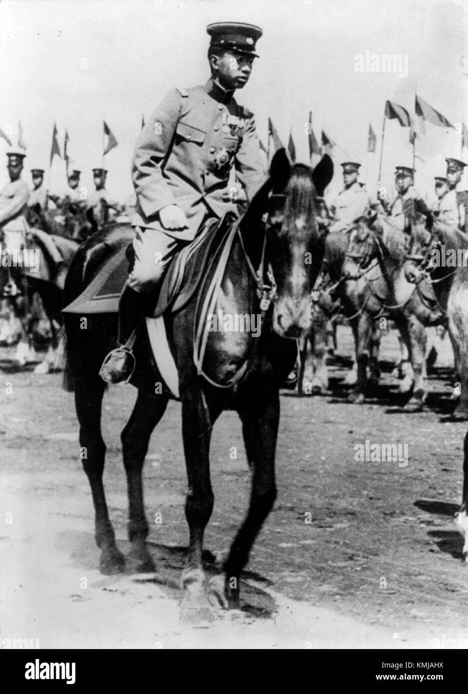 Ein historisches Foto zeigt den Showa-Kaiser von Japan zu Pferd. Das Bild fängt einen Moment des Kaisers in einem traditionellen militärischen Setting ein und symbolisiert Japanâ kaiserliche Geschichte während der Showa-Ära. Stockfoto