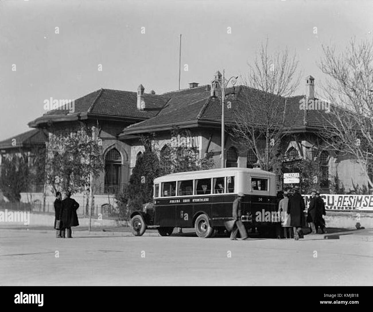 Das alte parlamentsgebäude in Ankara, Türkei, das 1935 fotografiert wurde, ist ein wichtiges historisches Wahrzeichen. Sie steht als Symbol der frühen republikanischen Ära der Türkei, wobei ein Bus im Vordergrund steht, der die wachsende Modernisierung dieser Zeit widerspiegelt. Stockfoto