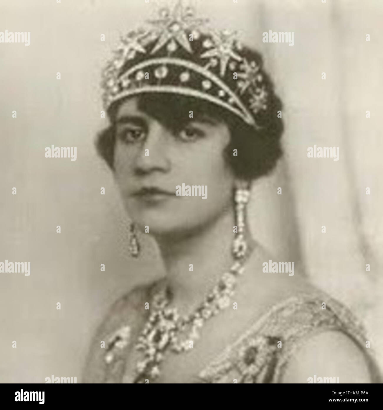 Königin Soraya von Afghanistan war eine bedeutende Persönlichkeit in der Geschichte Afghanistans, bekannt für ihr Engagement für Frauenrechte und die Modernisierung von Reformen. Dieses abgeschnittene Bild hebt sie als prominente historische Figur hervor. Stockfoto