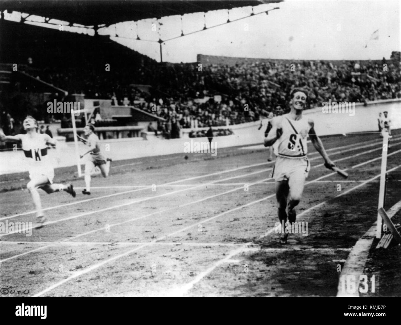 „Olympische Spiele 1928 4x100 m Staffelabschluss“ bezieht sich auf die legendären letzten Momente des 4x100 m Staffelrennens während der Olympischen Sommerspiele 1928. Das Foto zeigt das dramatische Ende des Rennens, ein wichtiger Moment in der olympischen Geschichte. Stockfoto