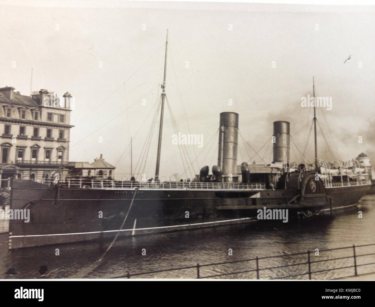 Mona's Queen am Red Pier in Douglas ist eine Skulptur oder Kunstwerk im maritimen Stil, die die historische Verbindung der Region zur See- und Schifffahrtsindustrie widerspiegelt. Stockfoto