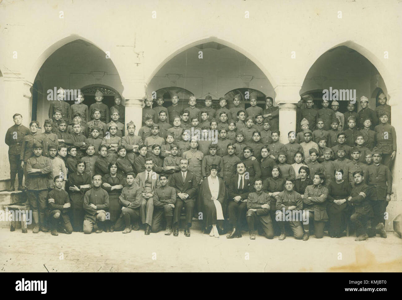 Dieses Foto zeigt eine Gruppe armenischer Waisen in Aleppo, Syrien. Das Bild zeigt die Auswirkungen von Krieg und Vertreibung auf die gefährdeten Bevölkerungsgruppen, insbesondere Kinder, während des frühen 20. Jahrhunderts. Stockfoto