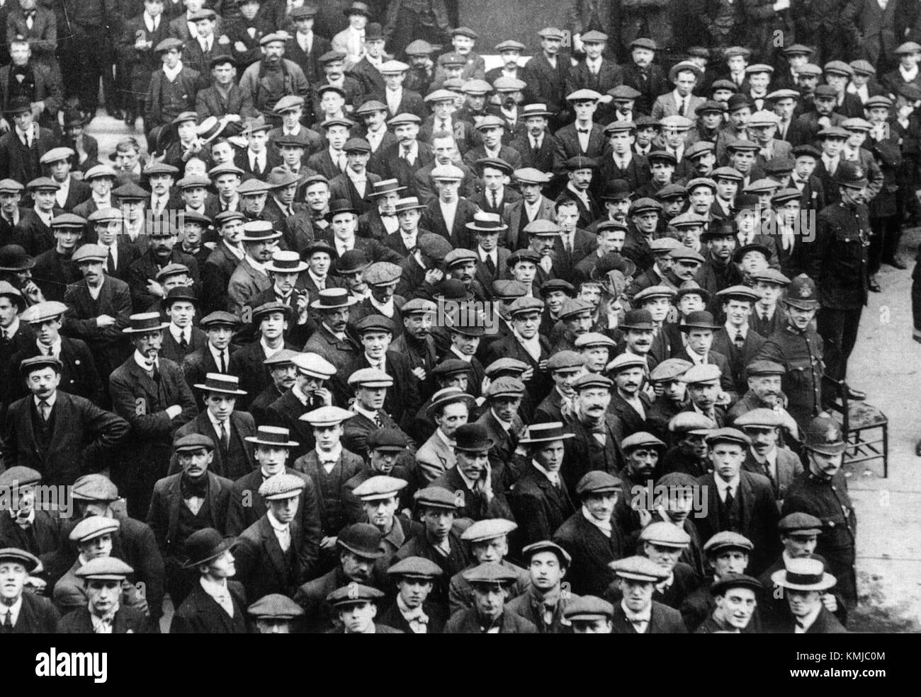 Eine Gruppe britischer Rekruten fotografiert im August 1914, während der ersten Phase des Ersten Weltkriegs. Dieses Bild fängt den Moment ein, als sich diese Soldaten auf die Kriegsbemühungen in Europa vorbereiteten. Stockfoto